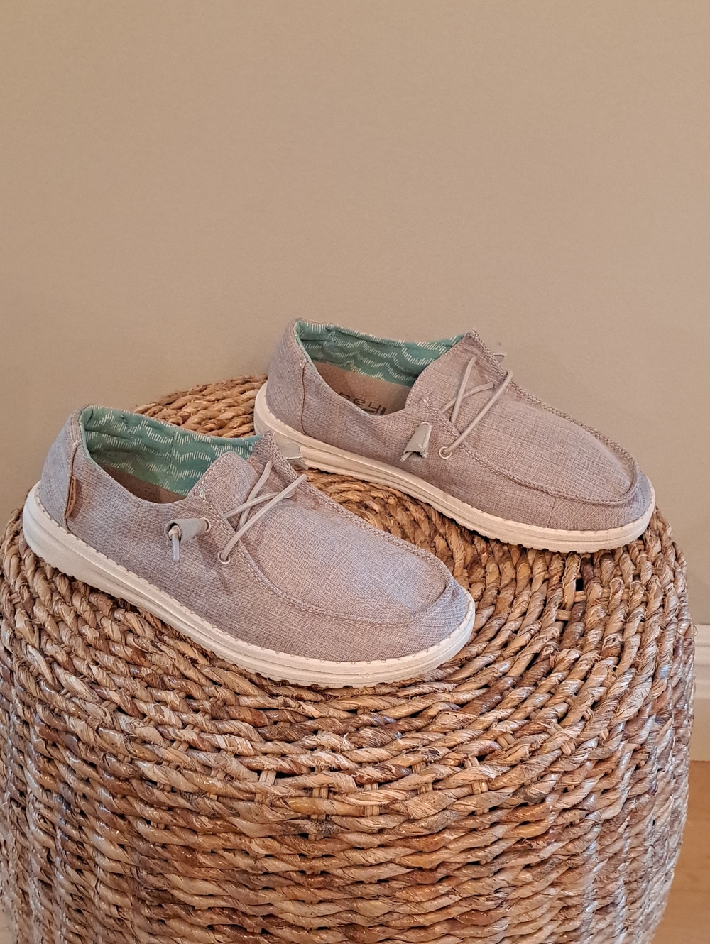 Hey Dude Womens Wendy Chambray Beige Slip-On Ligtweight Athleisure Loafers 7